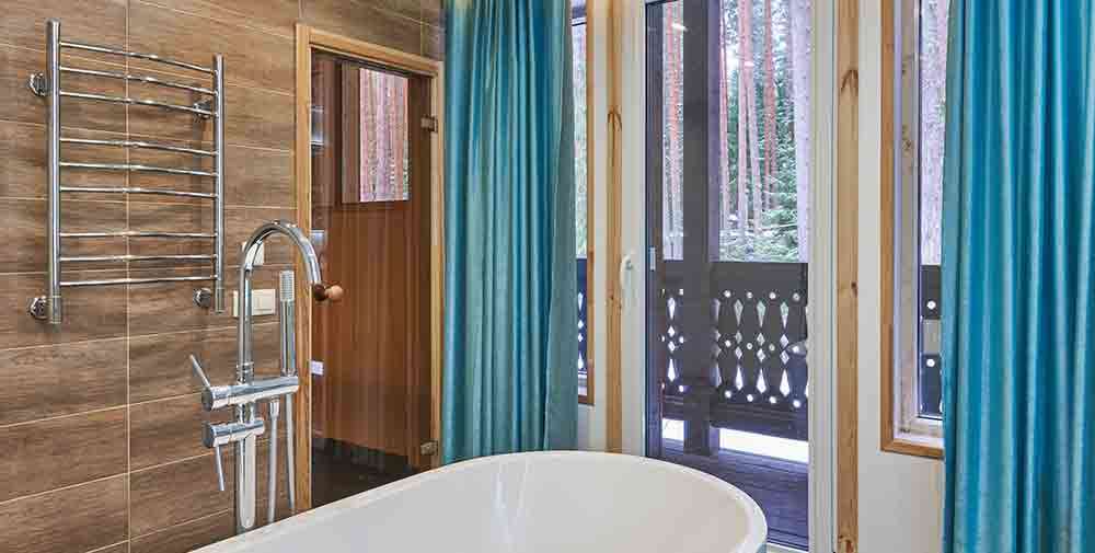 ванная с видом на лес